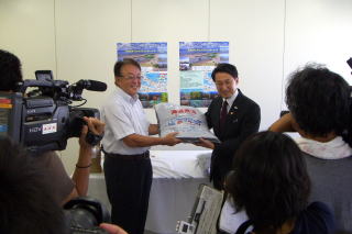 海藻肥料贈呈 平井知事